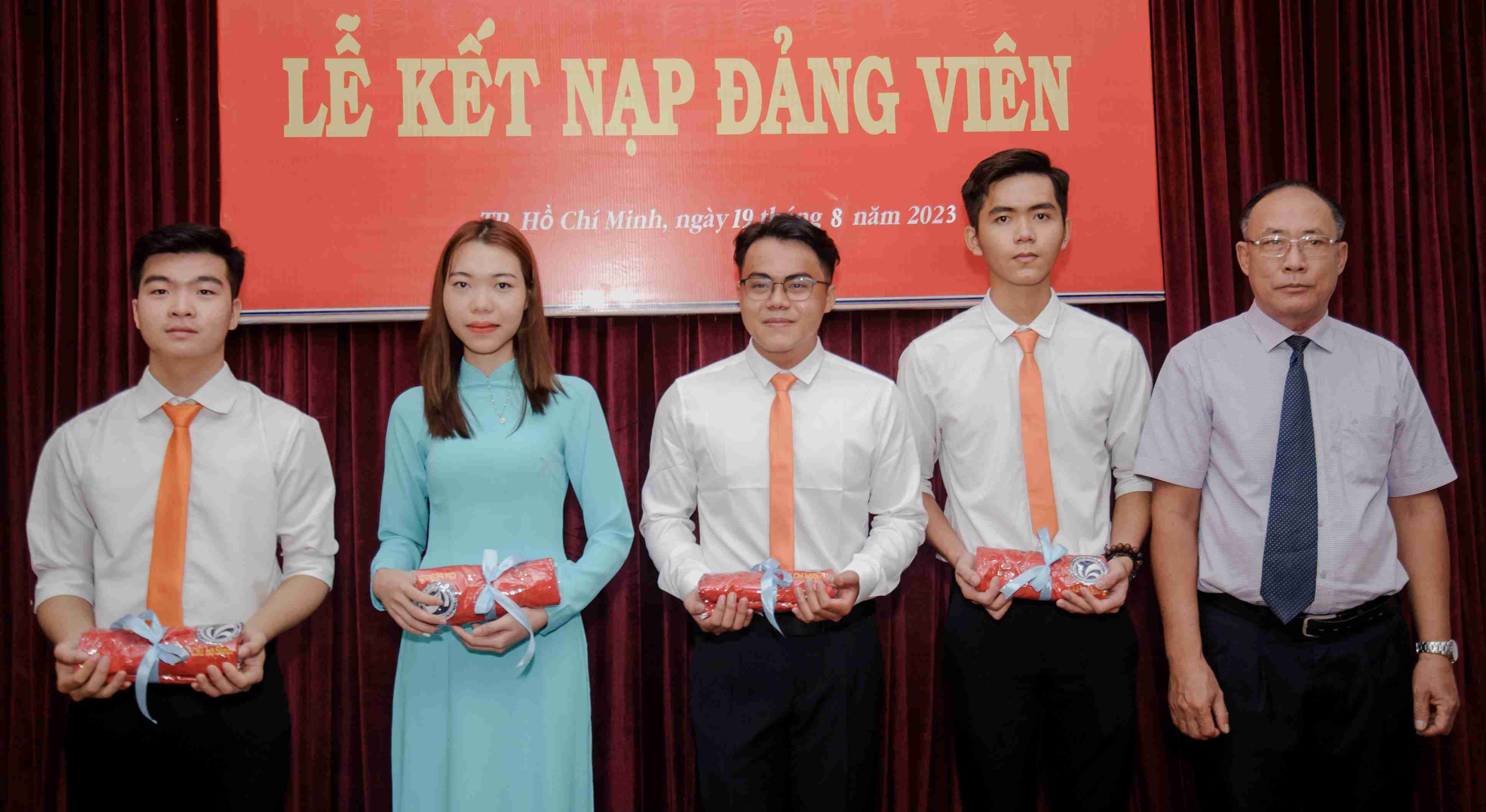 05 đảng viên mới được kết nạp vào Đảng bộ bet365 mobile bet
. Hồ Chí Minh 
