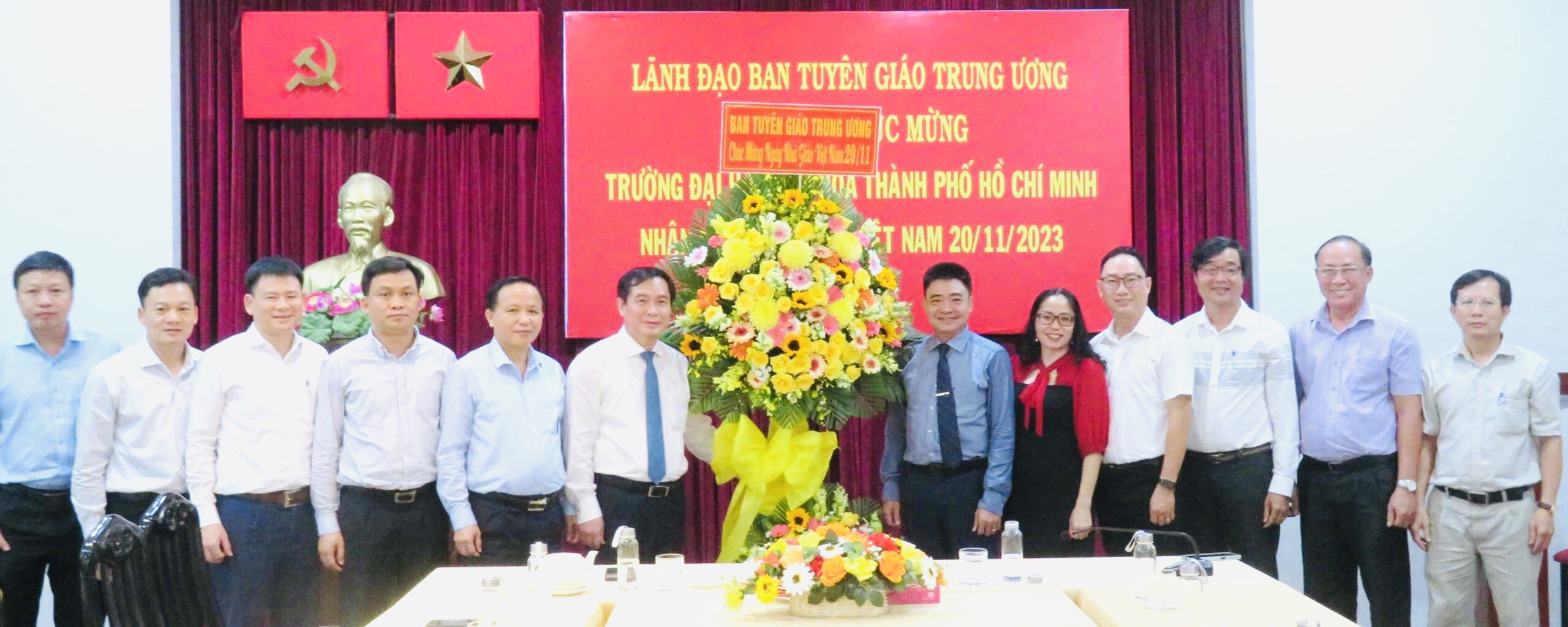 Đoàn công tác của Ban Tuyên giáo Trung ương thăm và chúc mừng bet365 mobile bet
. Hồ Chí Minh nhân dịp kỷ niệm 41 năm Ngày Nhà giáo Việt Nam 20/11