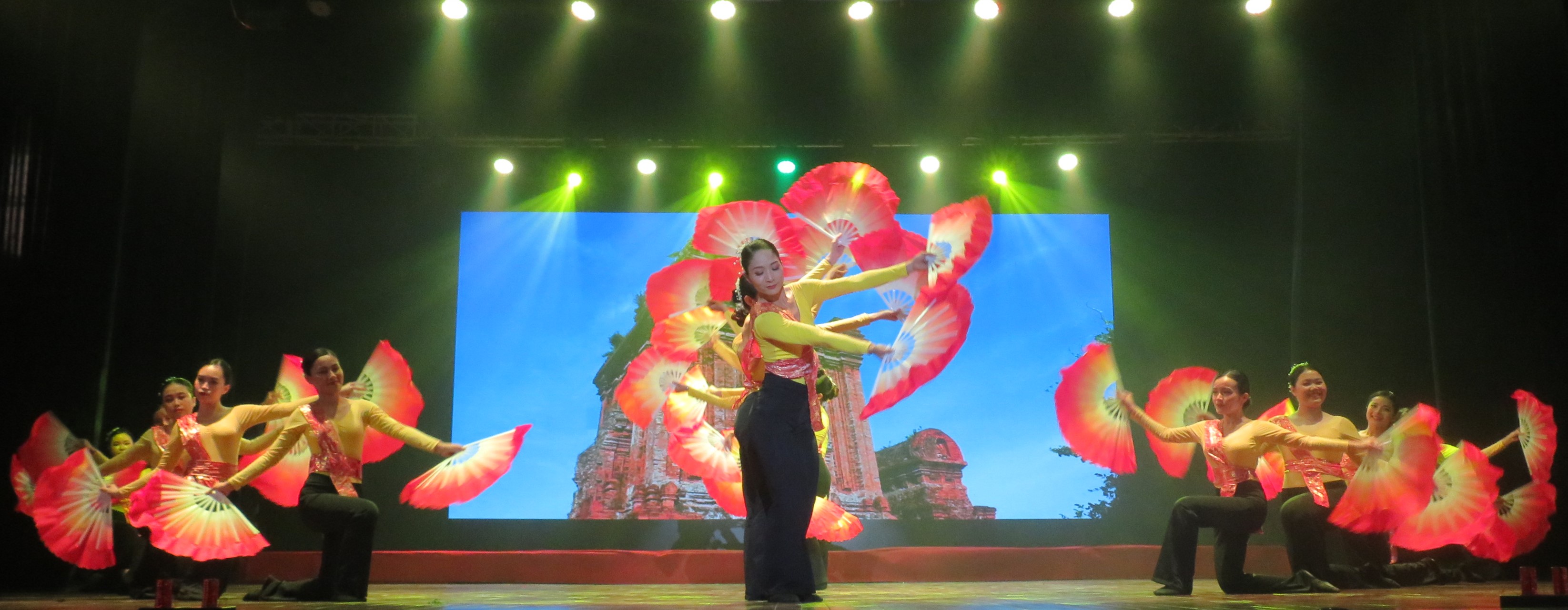 Tái hiện những điệu múa dân gian dân tộc và múa đương đại trên sân khấu bet365 mobile bet
. Hồ Chí Minh